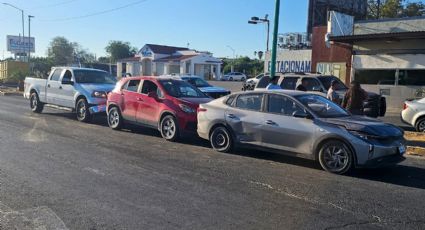 Tejano choca contra 2 vehículos de agencia en el Bulevar Colosio; le falló su camioneta