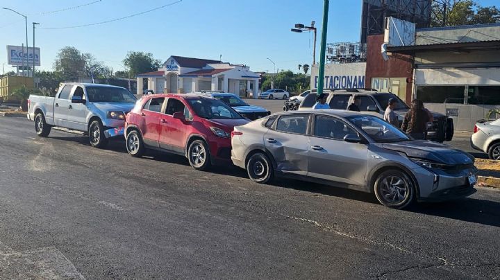 Texano choca contra 2 vehículos de agencia en el Bulevar Colosio; le falló su camioneta