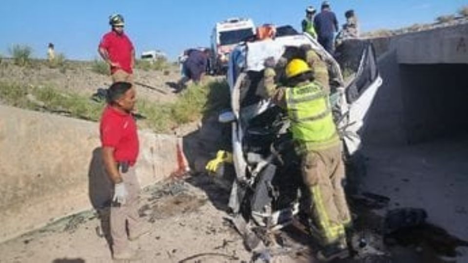 El golpe provocó que el conductor perdiera el control del volante, saliéndose del camino y volcando