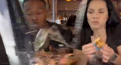 MOMENTO EXACTO en que un auto choca la ventana de un restaurante; influencers comían hamburguesas