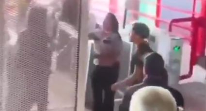 ¡Hay Tiro!: mujer guardia de seguridad se da de golpes con pasajero en estación de Metro | VIDEO