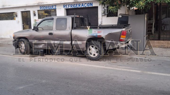Ebria al volante: mujer estampa su carro en la colonia Hidalgo; la atrapan tras intentar escapar