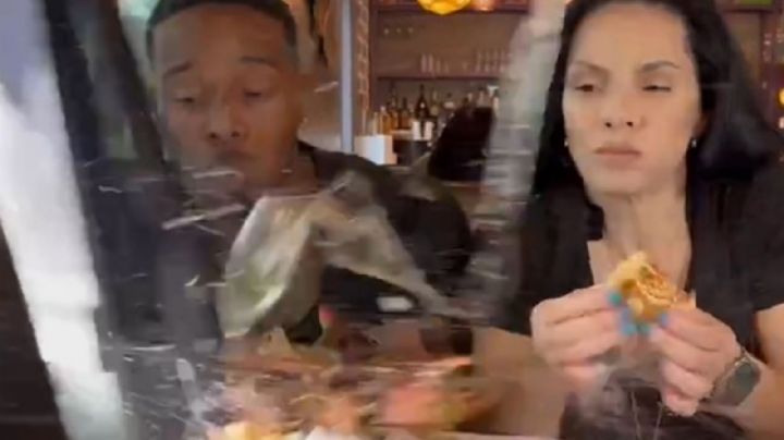 MOMENTO EXACTO en que un auto choca la ventana de un restaurante; influencers comían hamburguesas