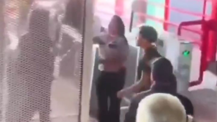 ¡Hay Tiro!: mujer guardia de seguridad se da de golpes con pasajero en estación de Metro | VIDEO