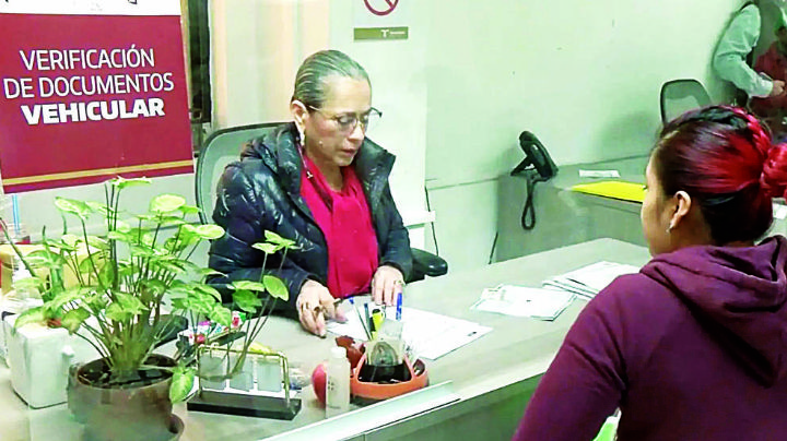 Urgen a concluir trámites de placas y licencias de manejo en la Oficina Fiscal