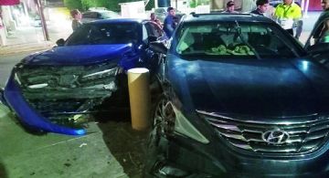 Se le acabó la fiesta: borracho se pasa el alto y destroza carro de agencia; quedó bien endeudado