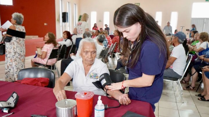 Abuelitos reciben atención integral gratis por parte del DIF