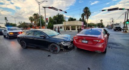 Aparatoso choque deja tres autos dañados en la César López de Lara