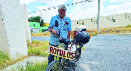 Rotulista de Nuevo Laredo recorre la ciudad desde hace 3 décadas buscando 'pintar' negocios