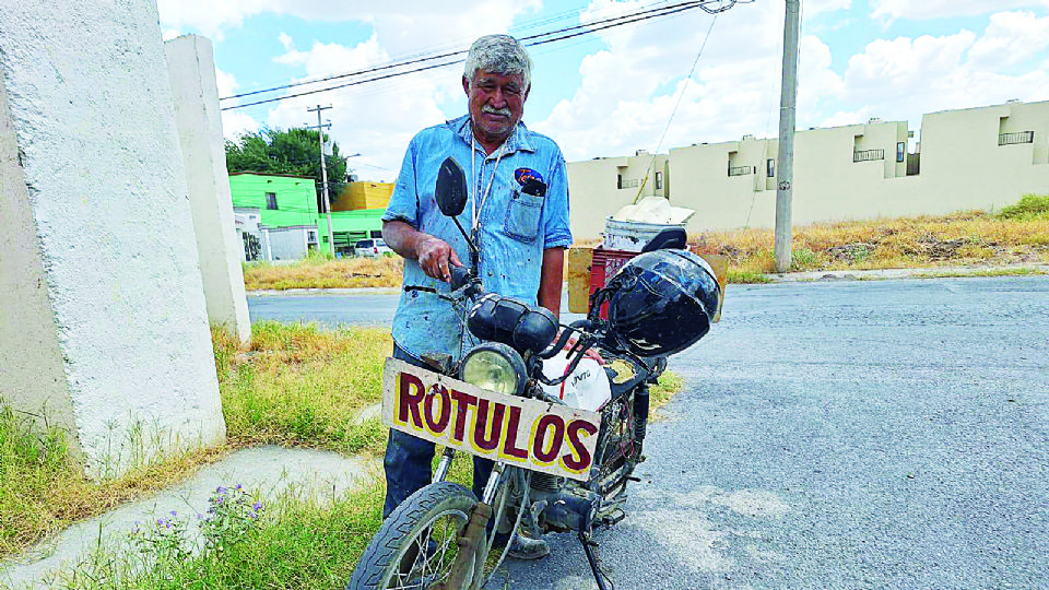 Su inseparable compañera lo lleva por todos los puntos cardinales de la ciudad.