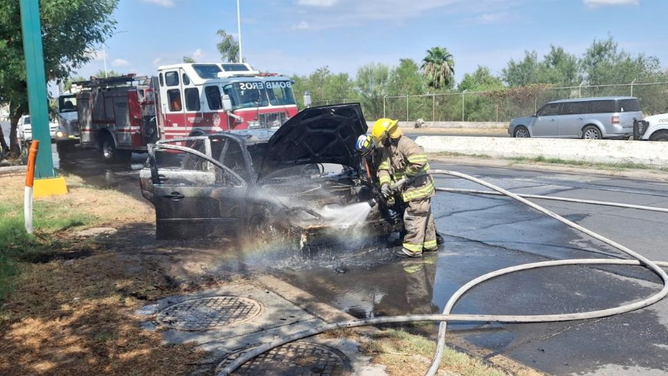 Los tripulantes del auto apenas si lograron escapar del auto incendiado