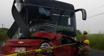Autobús invade carril y mata a familia entera en choque frontal; conductor se da a la fuga