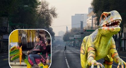 Mujer utiliza un dinosaurio para transportar a su hijo; redes sociales la viralizan