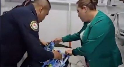 Abandonan en los baños públicos a una bebé; policía le salva la vida | VIDEO