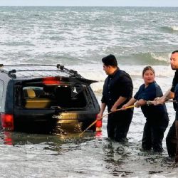 Matamoros: mujer se avienta al mar con la camioneta Cherokee de su esposo tras agria discusión