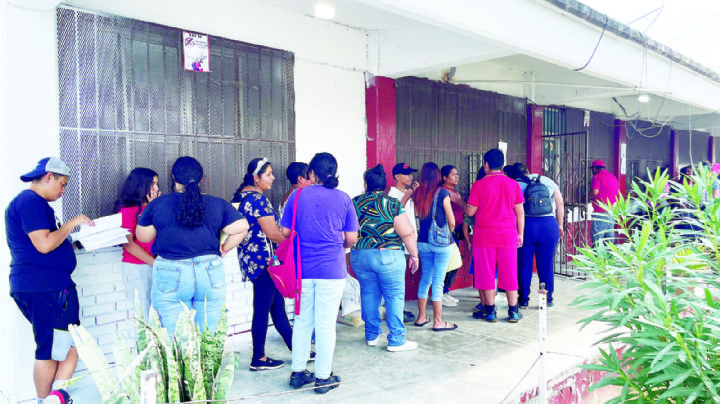 Saturan padres de familia escuelas de Nuevo Laredo por inscripciones