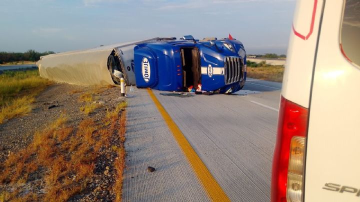 Tráiler de Jomije vuelca aparatosamente en autopista Nuevo Laredo-Monterrey; chofer está grave
