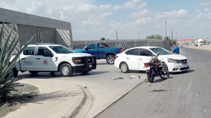 Joven manejaba su moto en sentido contrario en la Carretera Nacional y se estrella contra auto