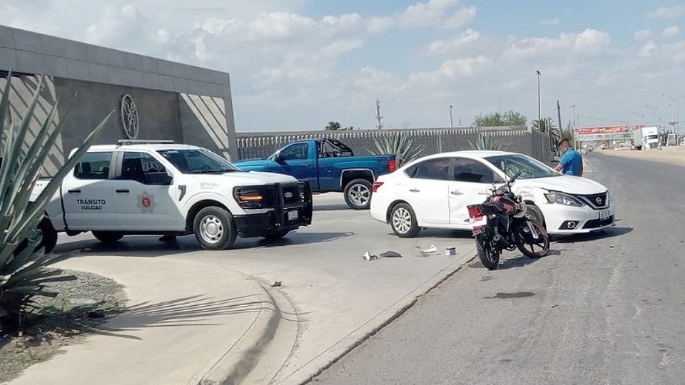 Choca frente al panteón en la Carretera Nacional.