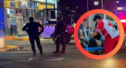 Hombre baleado intenta refugiarse en OXXO de Nuevo León; hallan moto y arma abandonadas