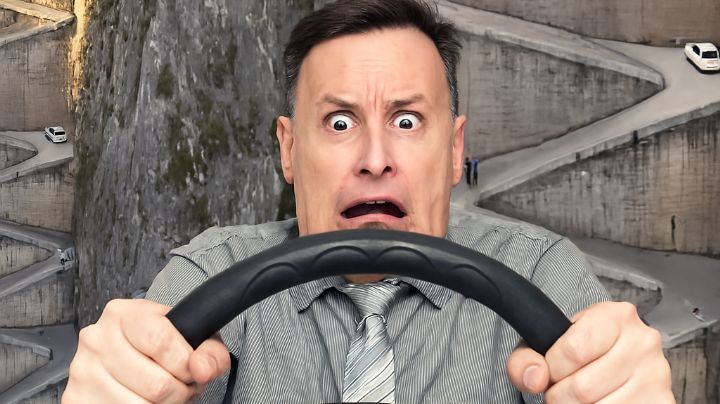 La carretera 'serpiente' que aterra a los conductores; 18 curvas en 500 metros | VIDEO