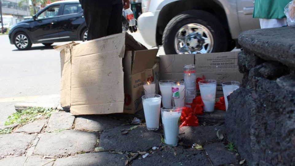 Vecinos del lugar dejaron veladoras en el lugar donde falleció la niña.