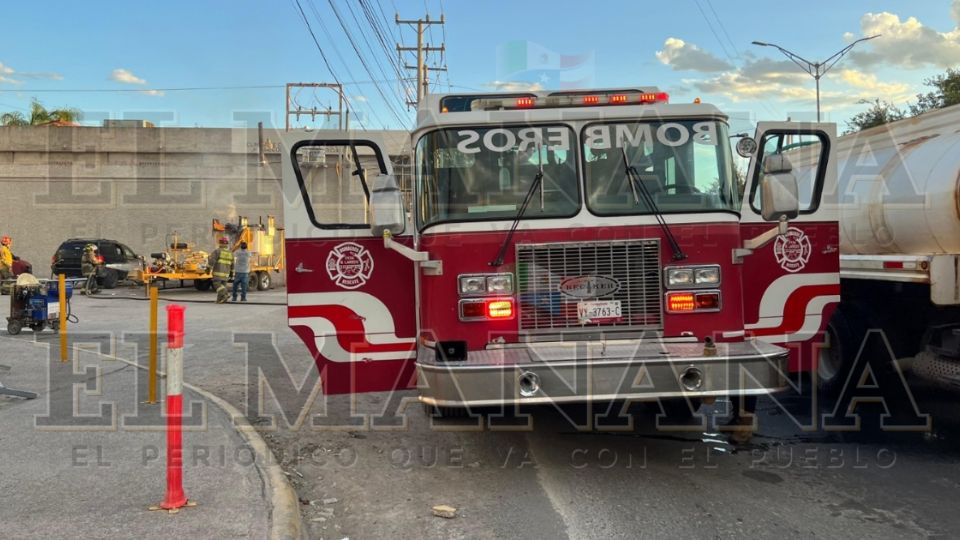 Empleados intentaron sofocar el fuego, pero no pudieron.