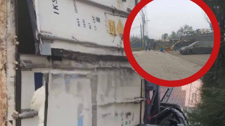 Tráiler se queda sin frenos, cae de puente y aplasta dos autos; hay un muerto | IMÁGENES FUERTES