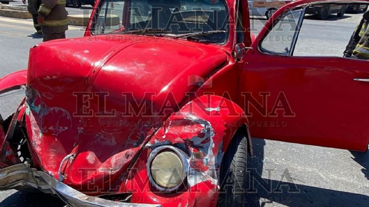 ‘Vochito’ se estrella contra camioneta de transporte; niña de 5 años resultó herida