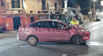 Deja su carro abandonado tras provocar accidente en calles del centro de Nuevo Laredo