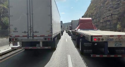 Tráiler volcado en autopista Nuevo Laredo-Monterrey genera caos vehicular; filas son interminables