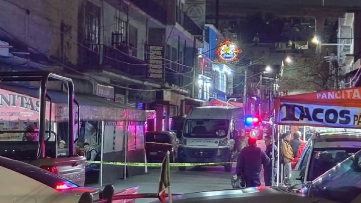 Jóvenes acuden a comer mariscos y terminan baleados; hay tres muertos