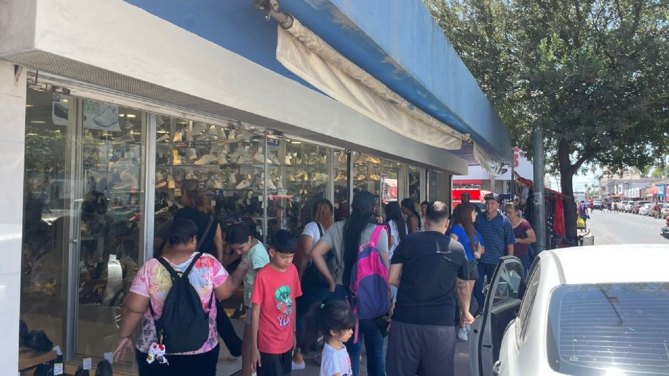 Aprovechar la quincena y las ofertas, algunas de las razones de las compras de última hora.