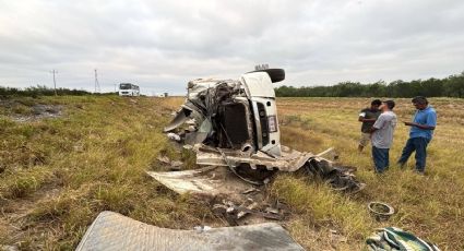 Trailero dormita al volante y vuelca en Autopista Monterrey-Nuevo Laredo