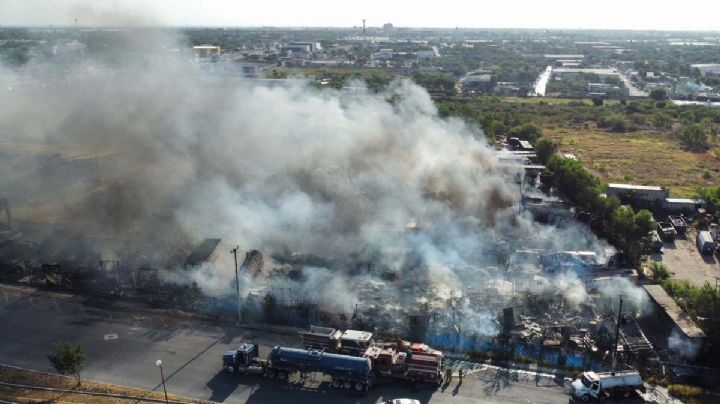Arde en llamas recicladora en Reynosa; cierran carretera a Monterrey