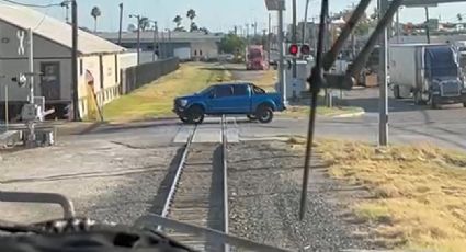 Detienen y multan a 15 conductores por 'atravesarse' al paso del tren; ignoran peligros