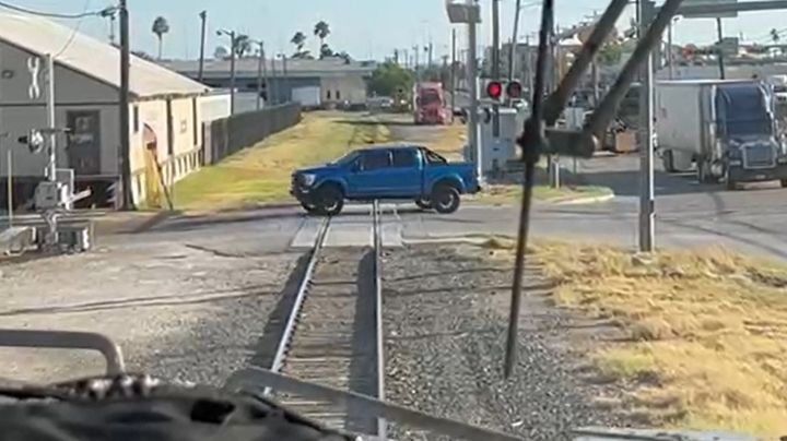 Detienen y multan a 15 conductores por 'atravesarse' al paso del tren; ignoran peligros