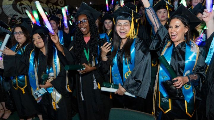Tienen ceremonia de graduación de verano estudiantes del Laredo College; así fue el festejo