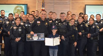 Pequeña de 7 años fue 'Jefa de la Policía de Laredo' por un día; convive con los uniformados