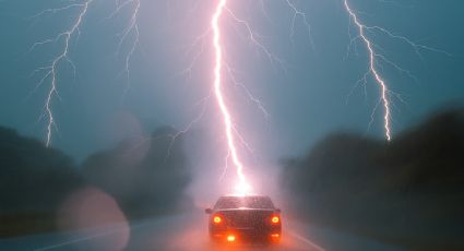 MOMENTO EXACTO en el que vehículo recibe el golpe de un rayo durante intensa tormenta eléctrica