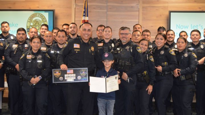 Pequeña de 7 años fue 'Jefa de la Policía de Laredo' por un día; convive con los uniformados