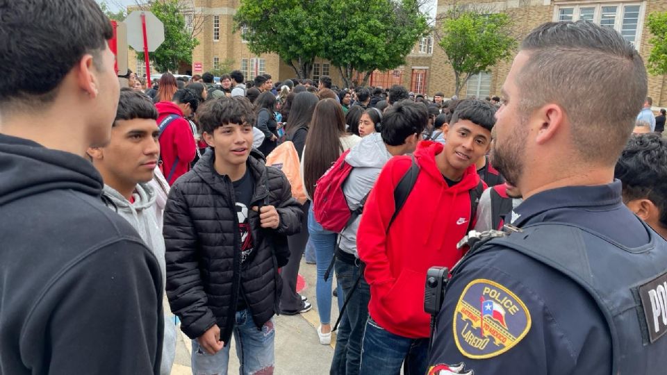 La Policía de Laredo cuida a los estudiantes.
