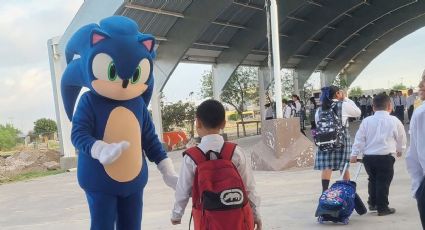 Maestro recibe a sus alumnos vestido de Sonic; busca motivar a los menores