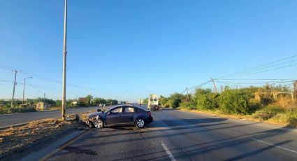 Conductor acelerado pierde el control y se estrella contra poste en Carretera Nacional; huyó del lugar