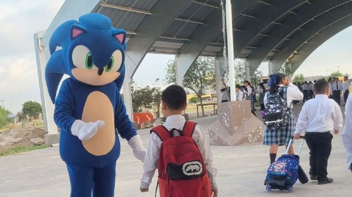 Maestro recibe a sus alumnos vestido de Sonic; busca motivar a los menores