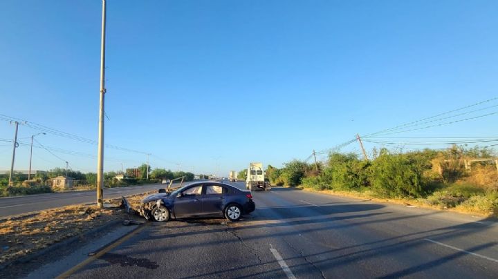 Conductor acelerado pierde el control y se estrella contra poste en Carretera Nacional; huyó del lugar