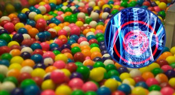 ‘Si te tragas un chicle se te queda 7 años en el estómago’; esto es lo que realmente pasa, según expertos