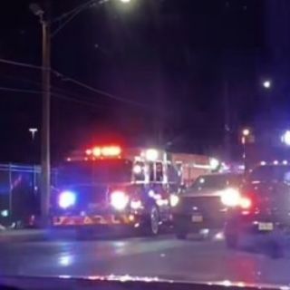 Aparatoso choque en Laredo deja familia en estado crítico; auto se estrella contra poste