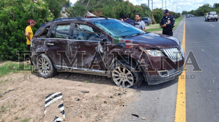 Nuevo Laredo: camioneta Lincoln da voltereta y joven se salva de morir en Bulevar Colosio