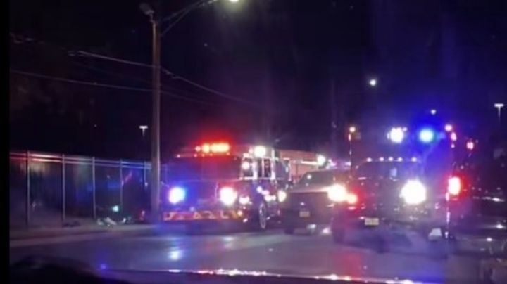 Aparatoso choque en Laredo deja familia en estado crítico; auto se estrella contra poste